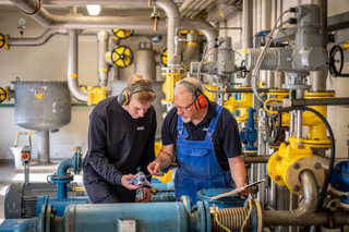 zwei AOI Mitarbeiter bei der Arbeit