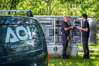 Zwei AOI Mitarbeiter bei der Arbeit